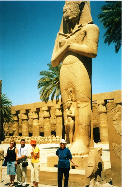 Карнакский храм Статуя Рамсеса II с его дочерью Мерит-Амон, Лукс
